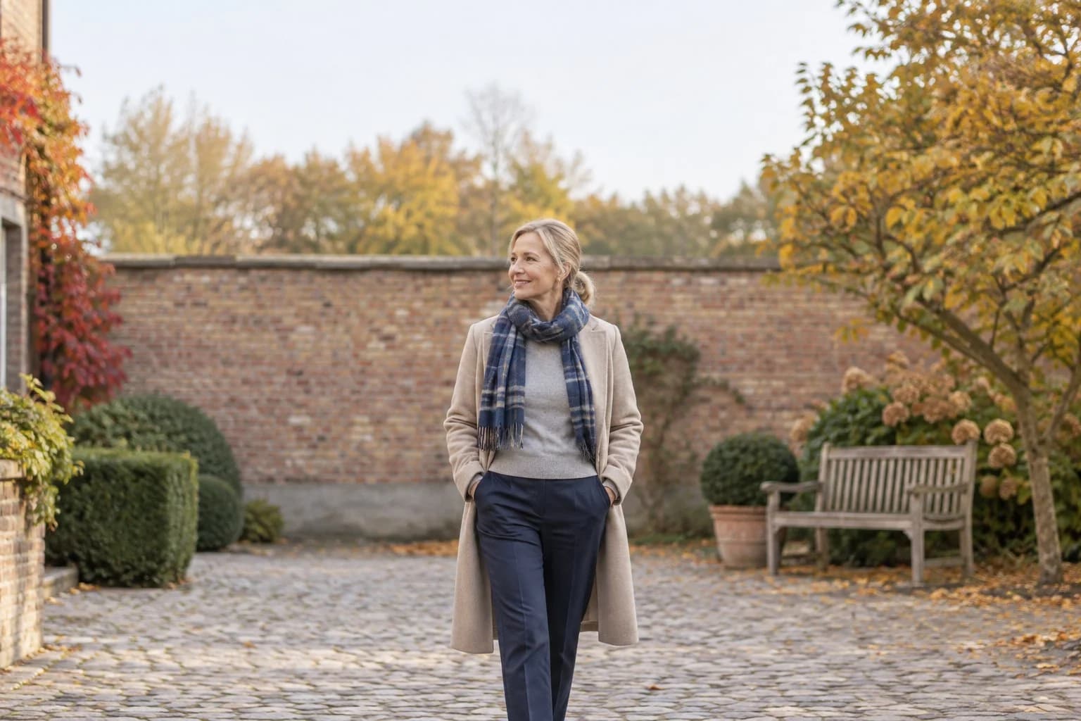 Frau ab 50 im Herbst-Outfit – Mantel kombinieren ab 50: 15 Outfits nach Farbe