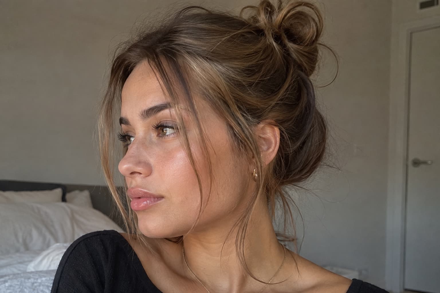 16 Ideen, wie du deinen Y2K-Frisuren-Dutt als Space Buns oder Messy Low Bun trägst