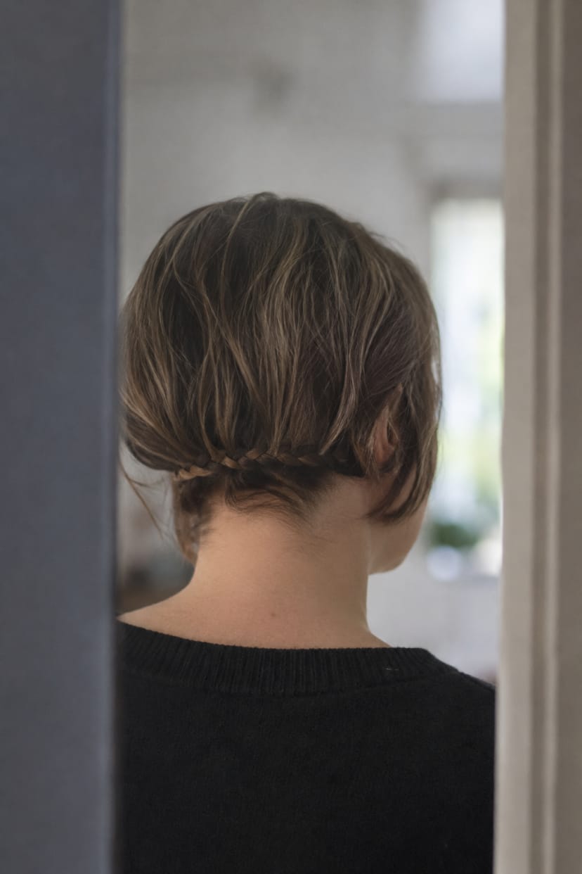 kurzer bob mit dünnem nacken-zopf nahaufnahme