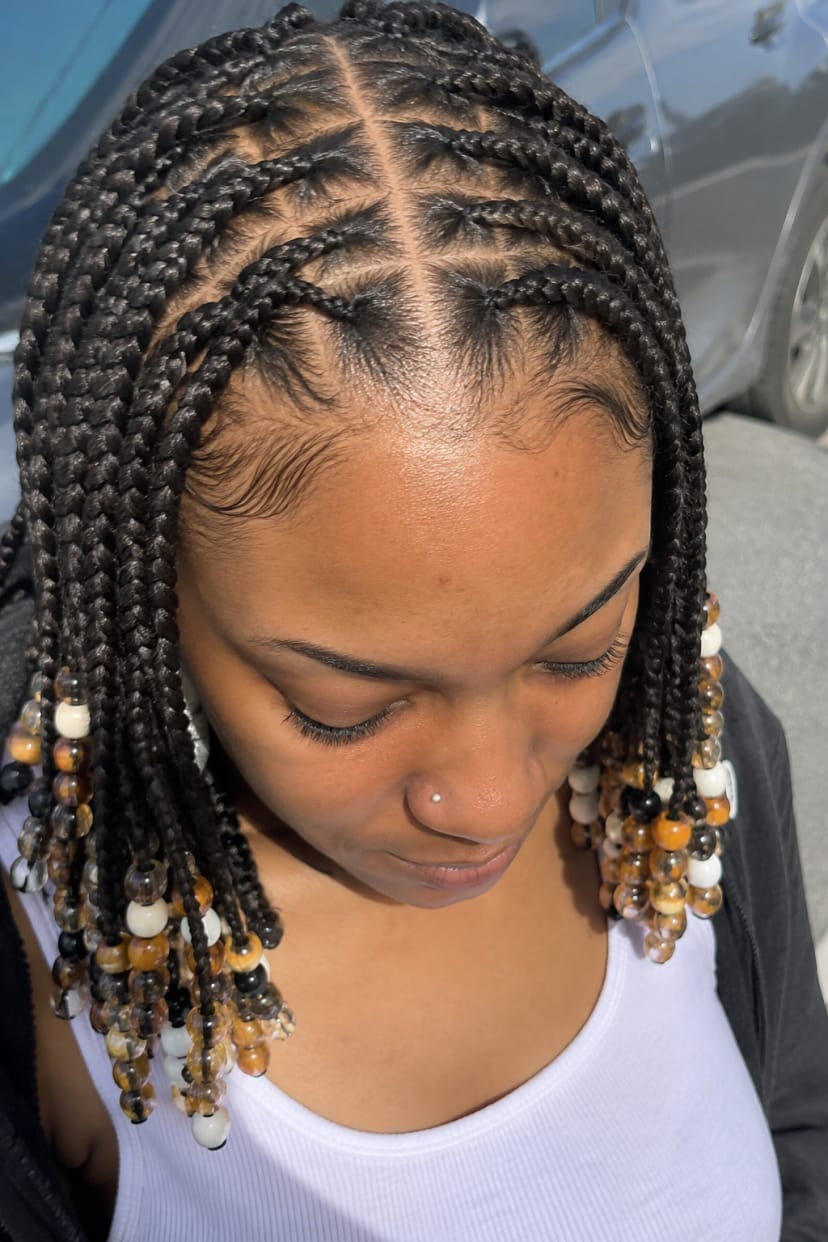 Nahaufnahme Box Braids mit Mittelscheitel und Perlen