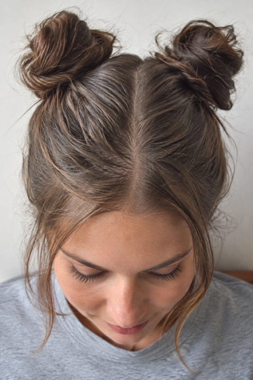 Doppelte Buns oben am Kopf, Nahaufnahme von oben