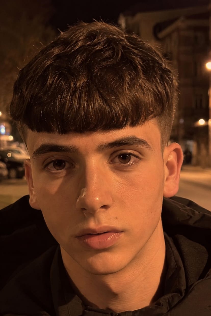 Teenager mit geradem Pony und kompaktem Deckhaar