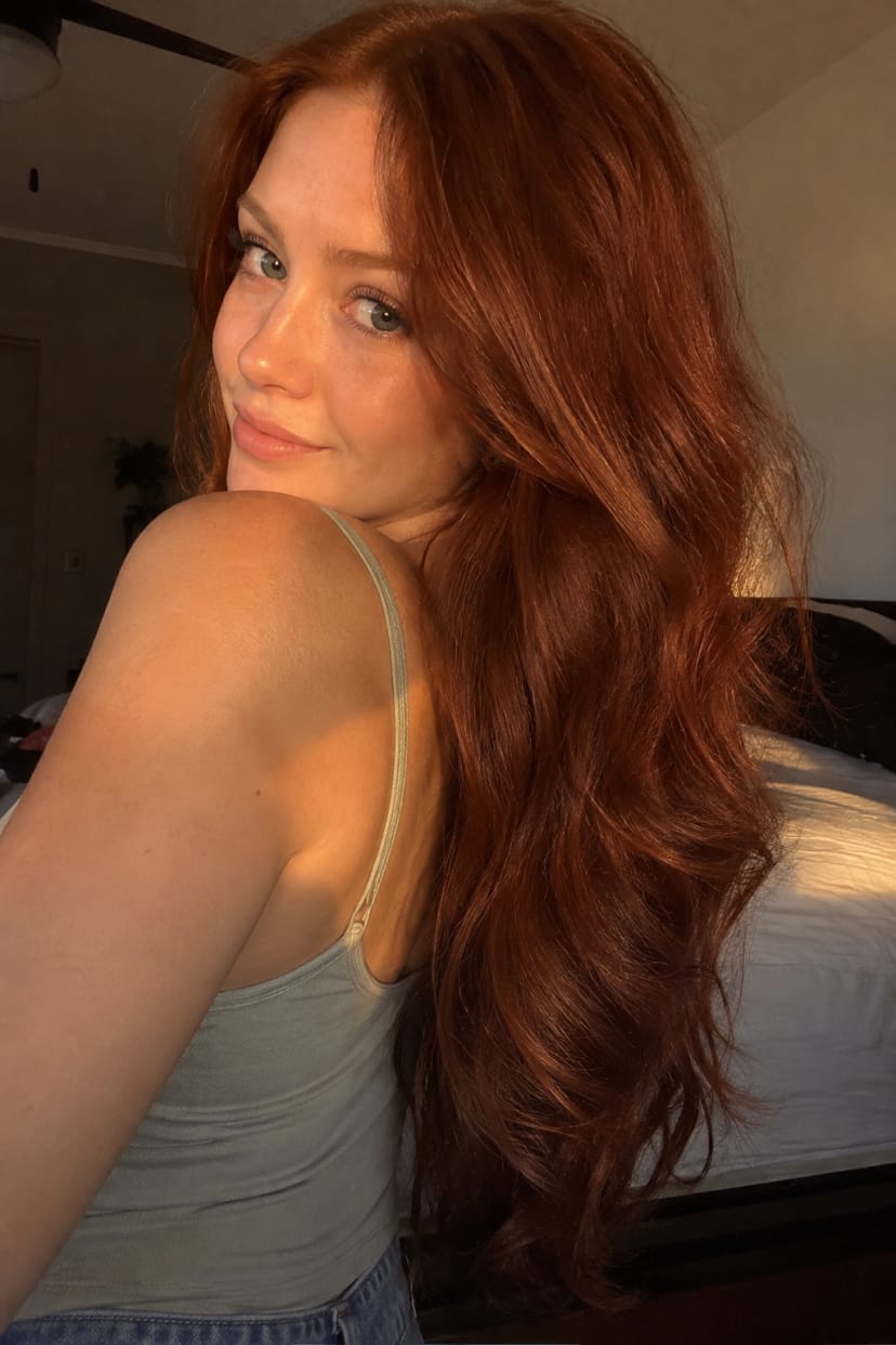 seitliche rote wellen, lange haare