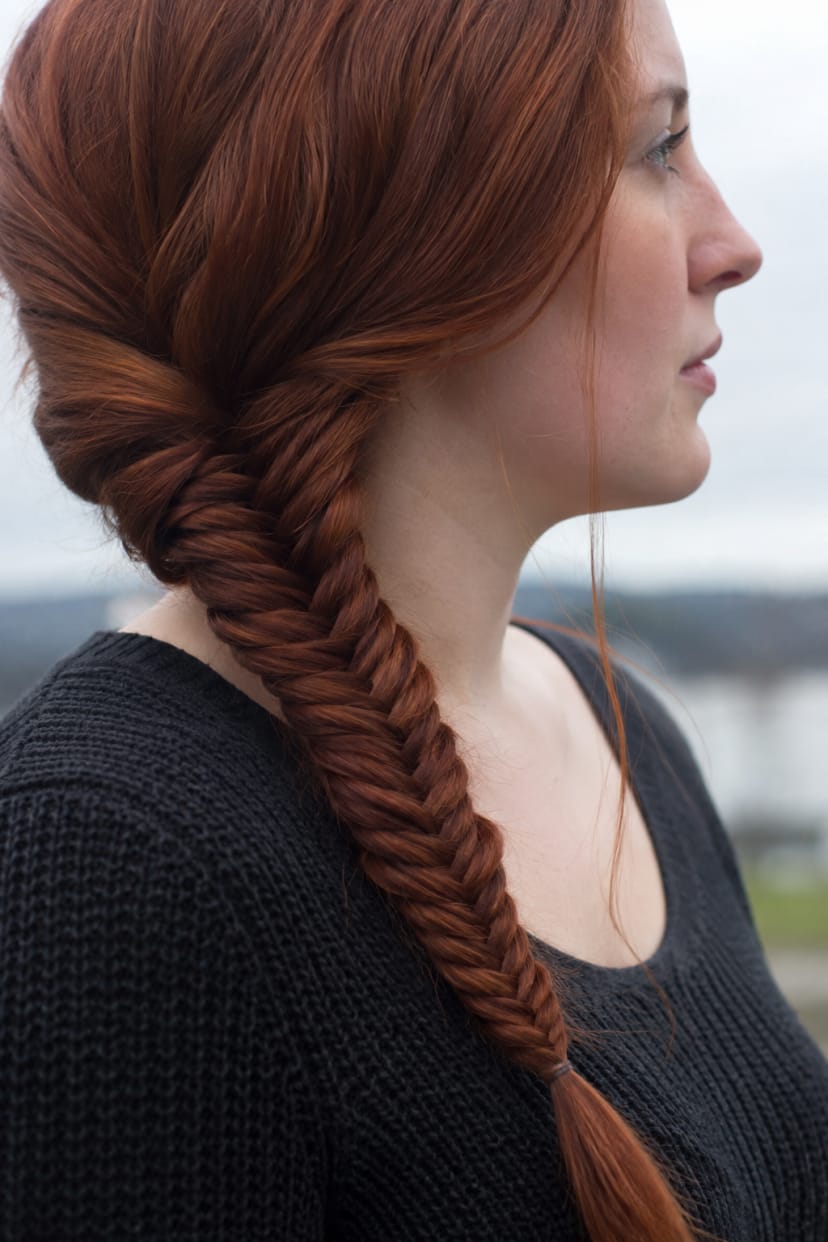 seitlicher fischgrätenzopf rotes haar