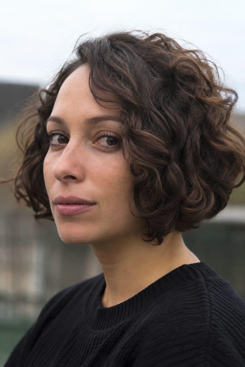 Nahaufnahme rund geformter lockiger Inverted Bob mit definierter Nackenlinie