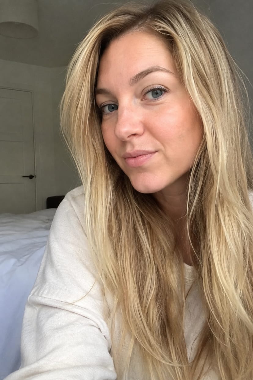 Feine Blondsträhnen in langen Haaren