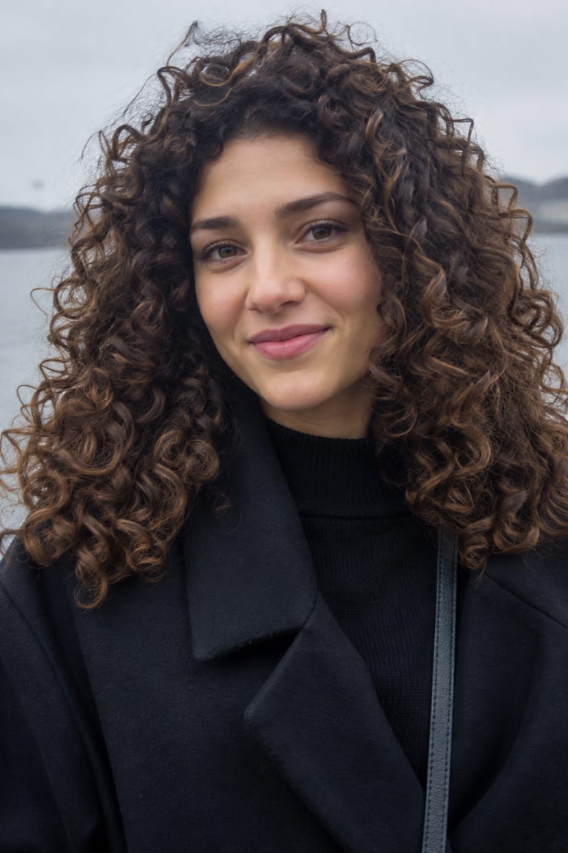 Offene, voluminöse Locken frontalaufnahme