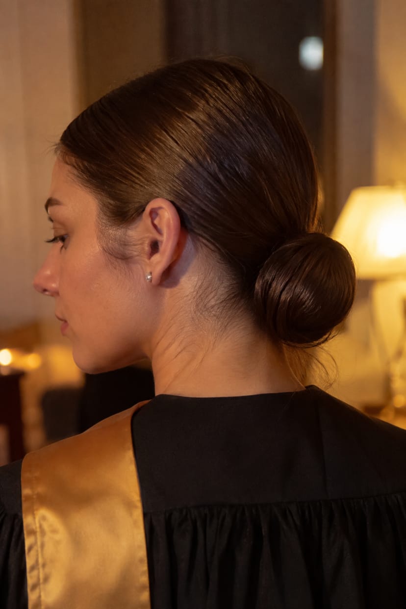 Seitliche Nahaufnahme eines tiefen Sleek Buns