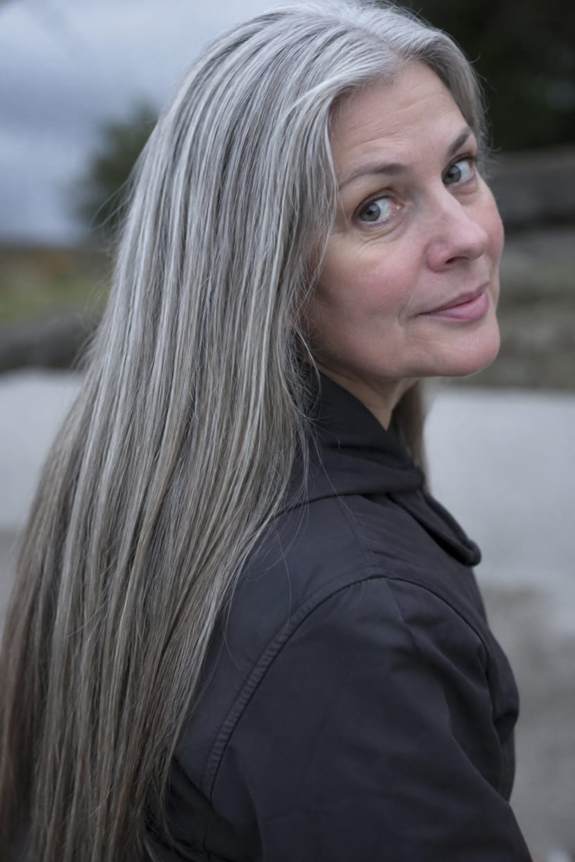 Glänzende lange silberne Haare nahaufnahme