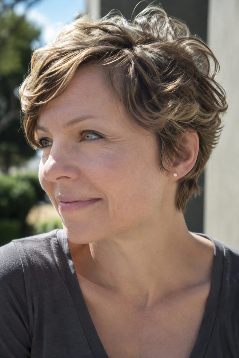 Wavy Pixie Nahaufnahme drei viertel Ansicht