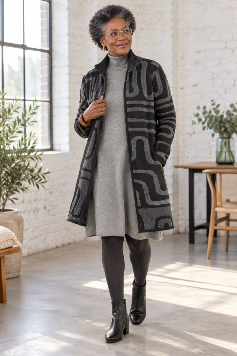 Frau trägt Cloqué-Strickmantel über grauem Kleid – Strickmantel über Strickkleid