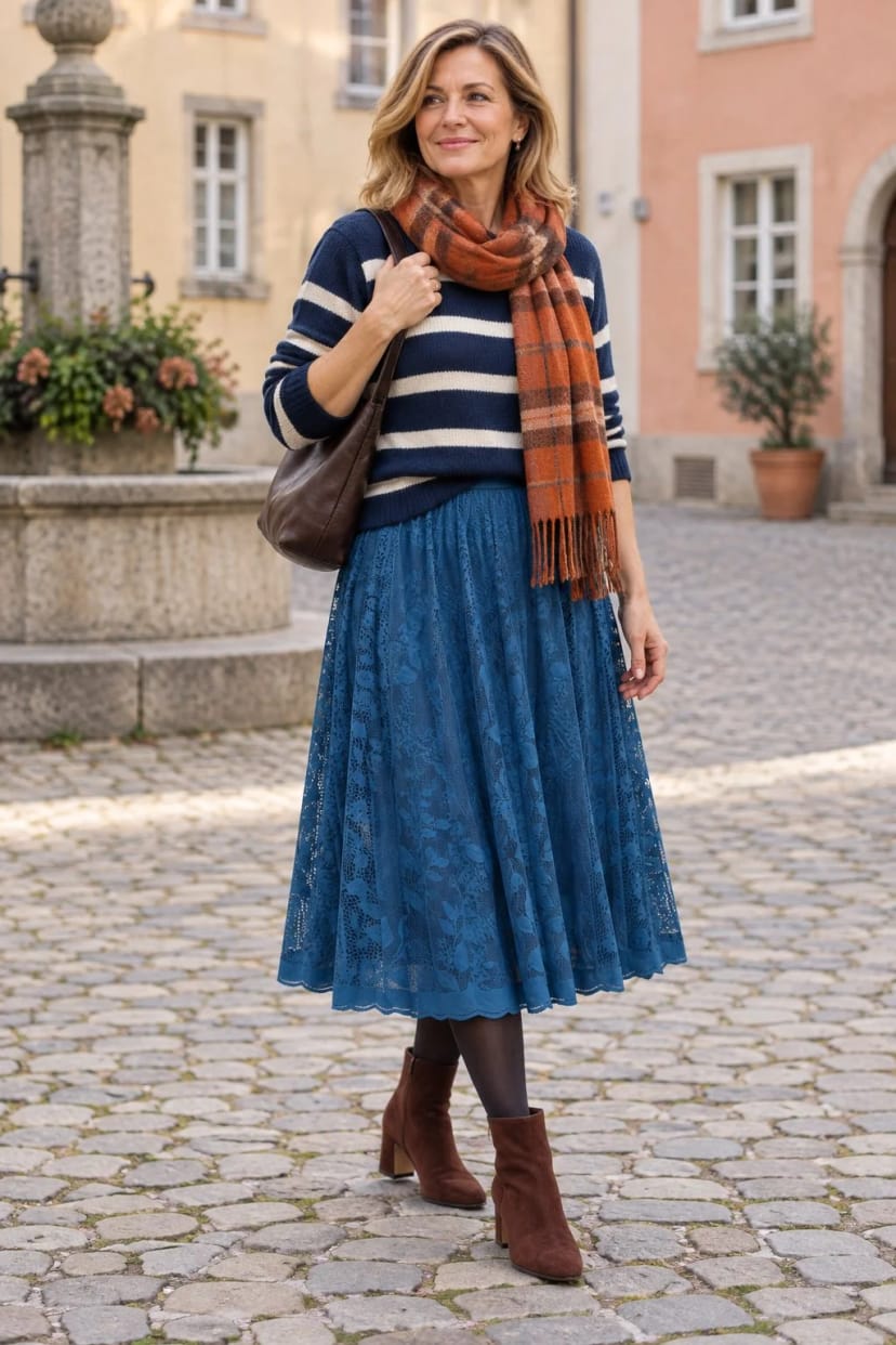 Frau trägt Denim-Midirock mit Velours-Stiefelette – Ausflug in die Altstadt